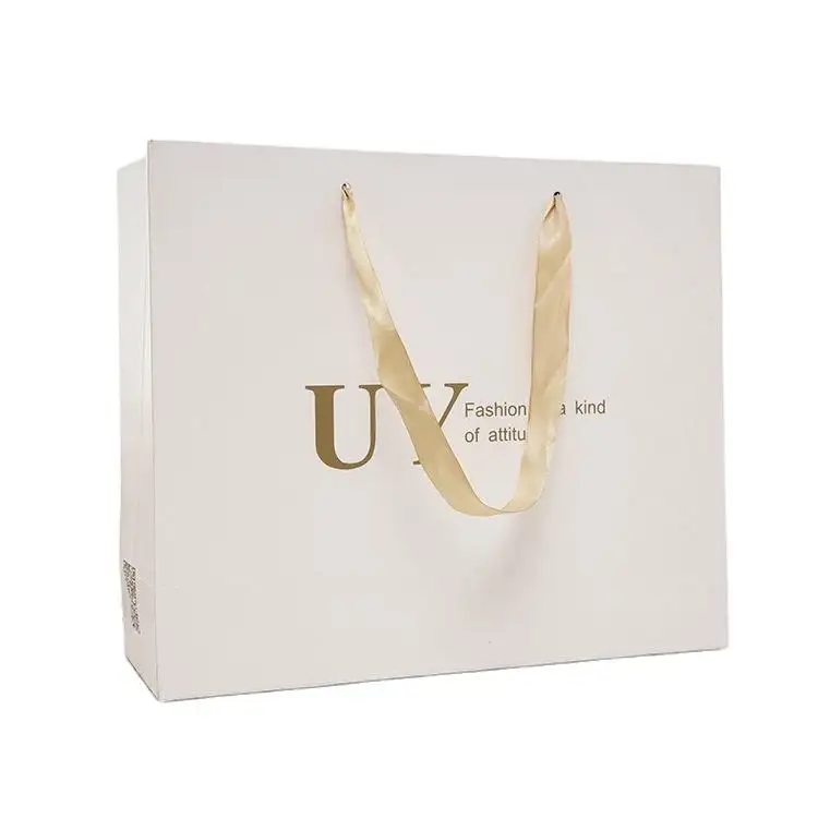Lüks özel beyaz kağıt alışveriş çantası nakliye mailler baskı çanta hediyeler için altın logosu ile giysi makyaj ambalaj şerit