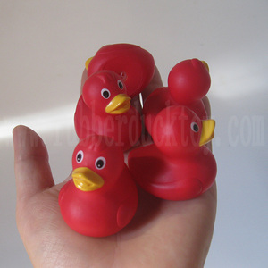 Giá rẻ 4cm màu đỏ cao su vịt với logo dấu ấn, 1 1/2 "đỏ mini đỏ vịt, kêu cót két đỏ mini vịt - Product Image 1