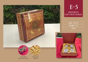 Caja de Regalo Artesanal para Frutos Secos, 9x9 Pulgadas, 4 Frascos, Diseño Artístico, Forro de Satén, Resina Premium, Diseño Tradicional - Product Image 2
