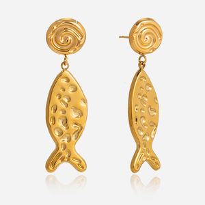 Pendientes de Acero de Titanio con Diseño de Pez Martillado, Color Dorado, Joyería de Moda con Forma de Animal - Product Image 1