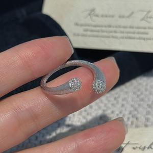 Anillo de Plata de Ley 925 de Lujo con Textura Cepillada Simple, Incrustaciones de Circonita, Diseño Retro Personalizado, Talla Única, Joyería de Plata al por Mayor - Product Image 1