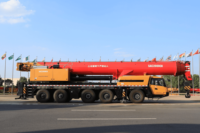 Grue mobile tout-terrain SAC2000C8 de marque chinoise, 200 tonnes, hauteur de levage 116 m, avec boîte de vitesses et composants essentiels du moteur