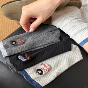 Chaussettes mi-mollet pour femmes, brodées, style dessin animé chaton et poisson, respirantes, en fibre de polyester, gris clair, noir, gris foncé, beige - Product Image 1
