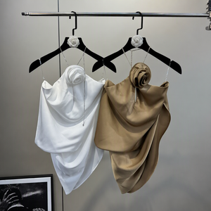 Nouvelle Collection Printemps/Été 2026 – Débardeur Court Sexy Sans Manches en Coton Satiné à <span class=keywords><strong>Col</strong></span> Halter et Bretelles Chaîne, Ourlet Asymétrique et Encolure <span class=keywords><strong>Bateau</strong></span> - Product Image 1