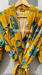 ชุดคลุมยาวลายสัตว์สีเหลืองพร้อมเข็มขัดรัด แขนยาว เหมาะสำหรับใส่ในฤดูร้อน ผลิตจากผ้าไม่ถักทอแบบกลับด้านได้ เป็นมิตรต่อสิ่งแวดล้อม ทำจากกำมะหยี่ - Product Image 5