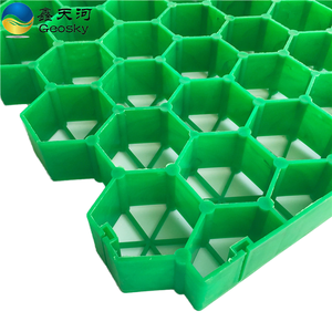แผ่นปูหญ้า HDPE สีเขียวขนาด 38 มม. เป็นมิตรกับสิ่งแวดล้อม สำหรับทางเดินรถยนต์และลานจอดรถแบบซึมน้ำได้ - Product Image 1