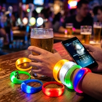 Bracelet LED lumineux activé par le son et les vibrations pour les matchs de football, la promotion de la bière, les festivals de musique et les fêtes
