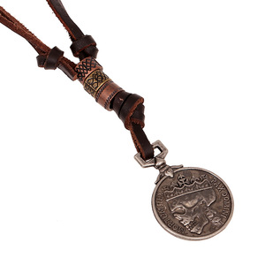 Collier en cuir style vintage avec pendentif crâne et pièce de monnaie, charme gothique steampunk, cadeau unique pour homme motard et punk - Product Image 1