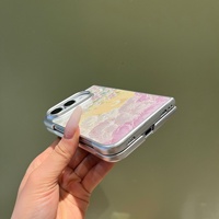 Étui de luxe en cuir d'agneau texturé à motif floral pour iPhone Duo, coque antichoc en PC pour téléphone pliable, fournisseur en gros