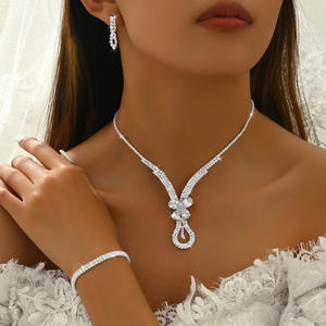 Elegante Juego de Joyería de Alta Gama para Mujer en Color Blanco con Pedrería, Incluye Collar, Aretes y Brazalete - Plateado, Moderno, para el Día de San Valentín - Product Image 1
