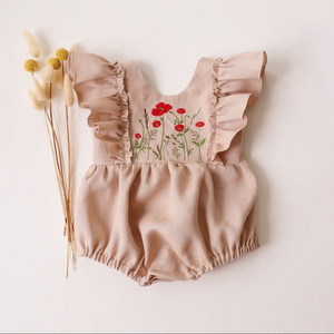 Barboteuse bébé d'été sans manches en coton-lin blanc brodée, style triangle, avec détails volantés, style princesse champêtre, motif marguerite - Product Image 4
