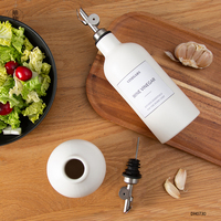 Fournitures de cuisine de couleur unie personnalisées bouteille d'huile de stockage domestique avec couvercle bouteilles d'huile d'olive en céramique vinaigre de sauce en gros