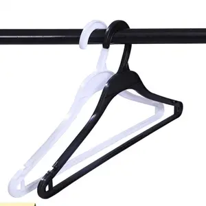 Einweg-Wäsche ständer aus schwarz-weißem Kunststoff für Kleidungs stücke