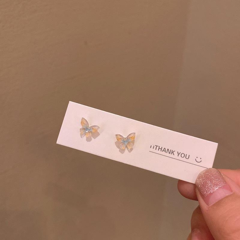 สีเหลืองอ่อน