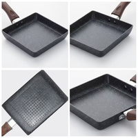 Poêle à frire tamagoyaki antiadhésive en acier au carbone de forme carrée sans danger pour les aliments de style japonais avec manche en bois