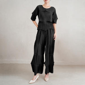 Pantalones Casuales de Mujer de Talla Grande con Diseño de Moda, Negros, Texturizados, con Parches, Plisados, de Pierna Ancha, Holgados y con Caída, Venta al por Mayor a Granel - Product Image 1