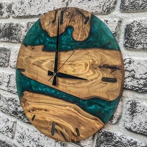 Horloge murale en résine fonctionnelle et décorative avec cadre en bois offrant un affichage élégant de l'heure pour le salon - Product Image 4