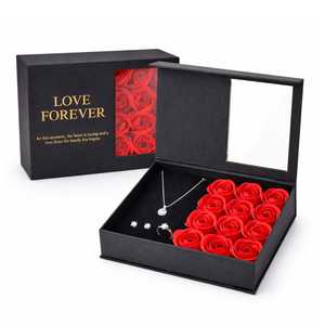 Scatola Regalo per Gioielli con 12 Rose Rosse Artificiali 18x13x4,5 Cm Elegante Regalo per San Valentino e Anniversario - Product Image 1