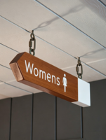 Panneau de signalisation WC suspendu en bois moderne et écologique, personnalisé, pour toilettes féminines, avec chaîne en acier, directionnel pour hôtel