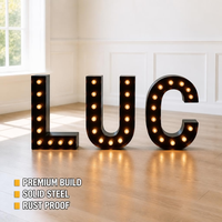Lettres lumineuses personnalisées sur structure métallique pour mariage en bord de mer et enseigne de façade de complexe hôtelier, lettres marquee