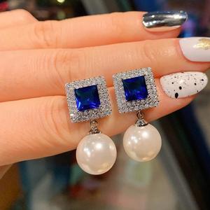 Boucles d'oreilles pendantes E2919 pour femmes, en alliage de zinc bleu et blanc, imitation perle émeraude, sertissage pavé, bijoux de fête géométriques et tendance - Product Image 4