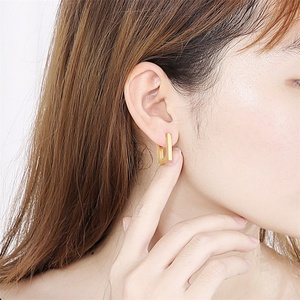 ต่างหูชุบทอง18K แบบแฟชั่นเรียบง่ายต่างหูสแตนเลสทรงสี่เหลี่ยม - Product Image 4