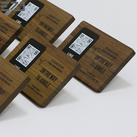 Panneau en bois de noyer personnalisé EZD Plaque en bois plaque Business Table Top Display Wooden QR Code Sign