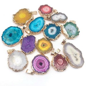 Colliers en pierres naturelles de guérison en gros, pendentifs irréguliers en agate géode plaquée or pour la mode - Product Image 2