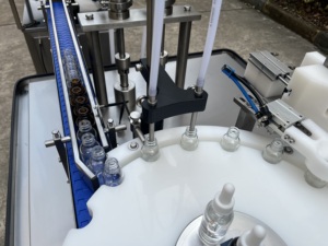 เครื่องบรรจุขวดอัตโนมัติสำหรับขวดแก้ว บรรจุของเหลว <span class=keywords><strong>ป</strong></span>ิดฝา สำหรับเซรั่ม น้ำมัน น้ำหอม <span class=keywords><strong>ป</strong></span>ริมาณ 10-200 มล. - Product Image 4