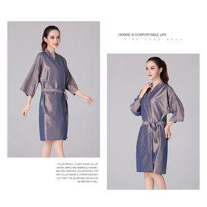 ชุดคลุมกันน้ำสำหรับร้านเสริมสวย ผ้าโพลีเอสเตอร์สีน้ำเงิน พิมพ์โลโก้ตามสั่ง สำหรับลูกค้าร้านเสริมสวย ช่างทำผม ช่างตัดผม ช่างสปา - Product Image 4