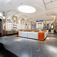 Magasin de vente au détail optique contemporain avec étagères ouvertes à niveaux et vitrines rondes éclairées