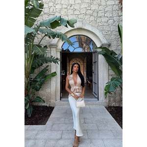 เสื้อครอปผูกเชือกสีเบจลายดอกกุหลาบสำหรับผู้หญิง - Product Image 4