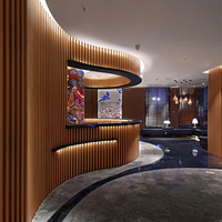 Haut grand panneau mural 202*30mm couleur teck bois texturé Wpc panneaux muraux composites cannelés lattes de plafond en bois imperméable