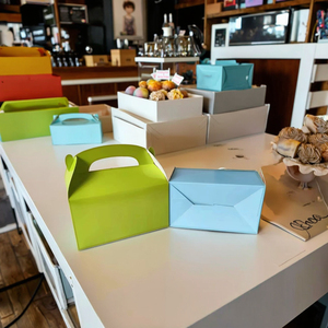 Carpeta de cartón blanca Bofeng BF-19 de 250 g, 10 estilos, caja a granel, color/forma personalizada, para fiestas, dulces, pasteles, estampado. - Product Image 1