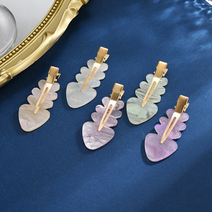 Lot de pinces à cheveux mignonnes en alliage d'acétate motif feuille et cœur, barrettes crocodiles sans pli, accessoires de mode élégants pour femmes et filles - Product Image 1