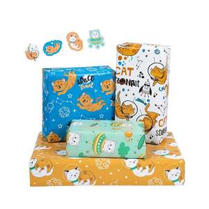 Feuille de papier d'emballage pliée à plat avec motif de chats et étiquettes cadeaux - Product Image 1