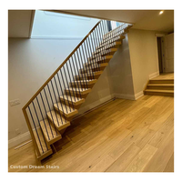 Escalier flottant sur mesure avec supports en acier, marches en chêne fumé, main courante en laiton, balustrade en corde, style nautique