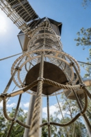 Structure de jeu d'extérieur personnalisée pour l'escalade d'arbres, avec tour en filet, corde haute résistance et toboggan en acier inoxydable et nylon, pour parcs et aires de jeux
