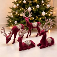 Figurine de renne floqué rouge de Noël en gros, avec bois de cerf à paillettes, statue de cerf pour la décoration de table de fêtes 2026
