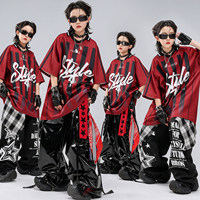 Costume de danse hip-hop pour enfants, haut surdimensionné à rayures verticales marron, pantalon cargo en cuir verni noir brillant, performance sur scène