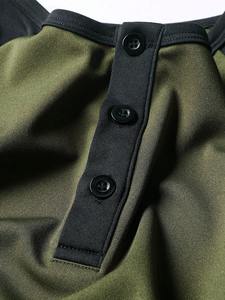 T-shirt pour <span class=keywords><strong>homme</strong></span> en vert olive et noir contrasté, col Henry, coupe ample, respirant, tricoté, 220 grammes, manches courtes, imprimé - Product Image 2