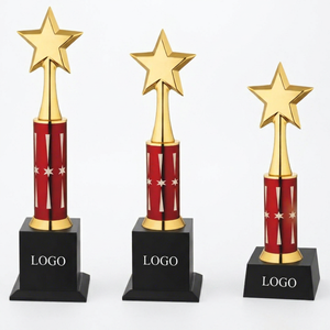 Trophée étoile avec colonne rouge et étoile dorée Top Model 739 A B C pour sports et jeux avec base en bois noir - Product Image 1