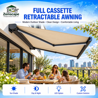 Auvent mural contemporain pour terrasse avec toit en tissu rétractable et cassette intégrée pour usage en bistrot ou cour intérieure