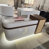 Bureau de réception personnalisé en surface solide, poste individuel incurvé avec accents en bois et en rotin pour salon de beauté