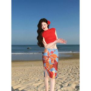 Conjunto de dos piezas para mujer: falda midi estampada de playa con abertura y camiseta sin mangas con espalda descubierta, ideal para uso casual de verano. - Product Image 3