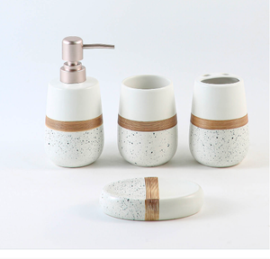 Set da Bagno di Lusso in Ceramica Bianca a Cinque Pezzi Include Dispenser e Portasapone Durevole e Facile da Pulire - Product Image 1