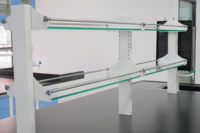 Banc de laboratoire tout acier avec plan de travail en résine époxy, table de laboratoire, mobilier de laboratoire scolaire, banc de travail de laboratoire à cadre en C avec roulettes