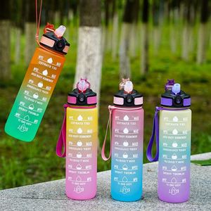 Gourde Sportive Personnalisée Grande Capacité 1000ml en Plastique Dépoli à Couvercle Rebondissant et Couleurs Dégradées Tendance - Product Image 1