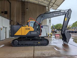 Excavatrice hydraulique Volvo EC130 de 13 tonnes avec godet de terrassement, équipement de construction d'occasion - Product Image 1