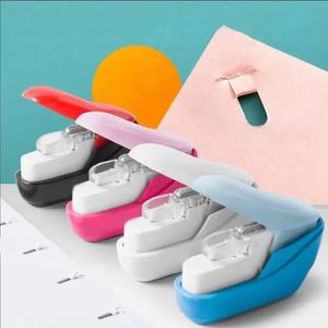 Agrafeuse sans agrafes mini en gros, agrafage facile et sans effort pour livres, fournitures de reliure de bureau, maison intelligente - Product Image 1